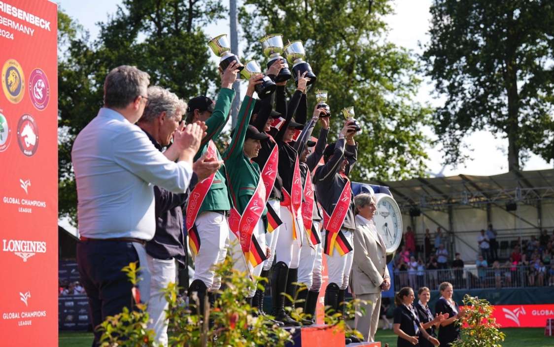 Auf der Bühne halten Cannes-Stars ihre Trophäen in den Händen