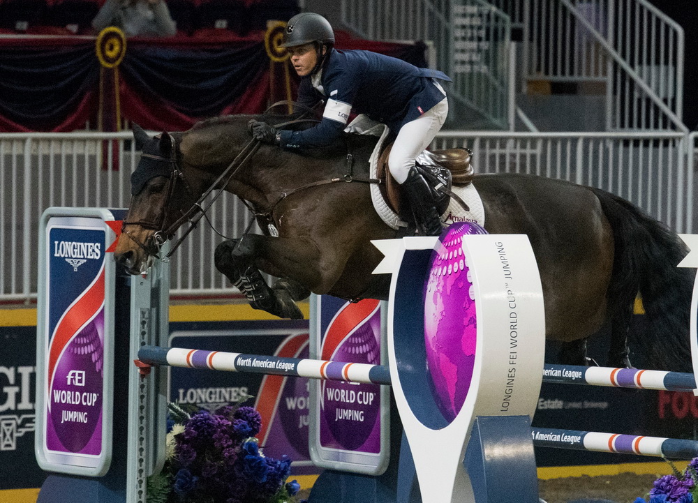 The USA’s Kent Farrington proving why he is the world number one, taking victory last night with his 2016 Olympic Games partner Voyeur at the Longines FEI World Cup™ Jumping 2017 / 2018 in Toronto (CAN). (FEI / Cara Grimshaw)