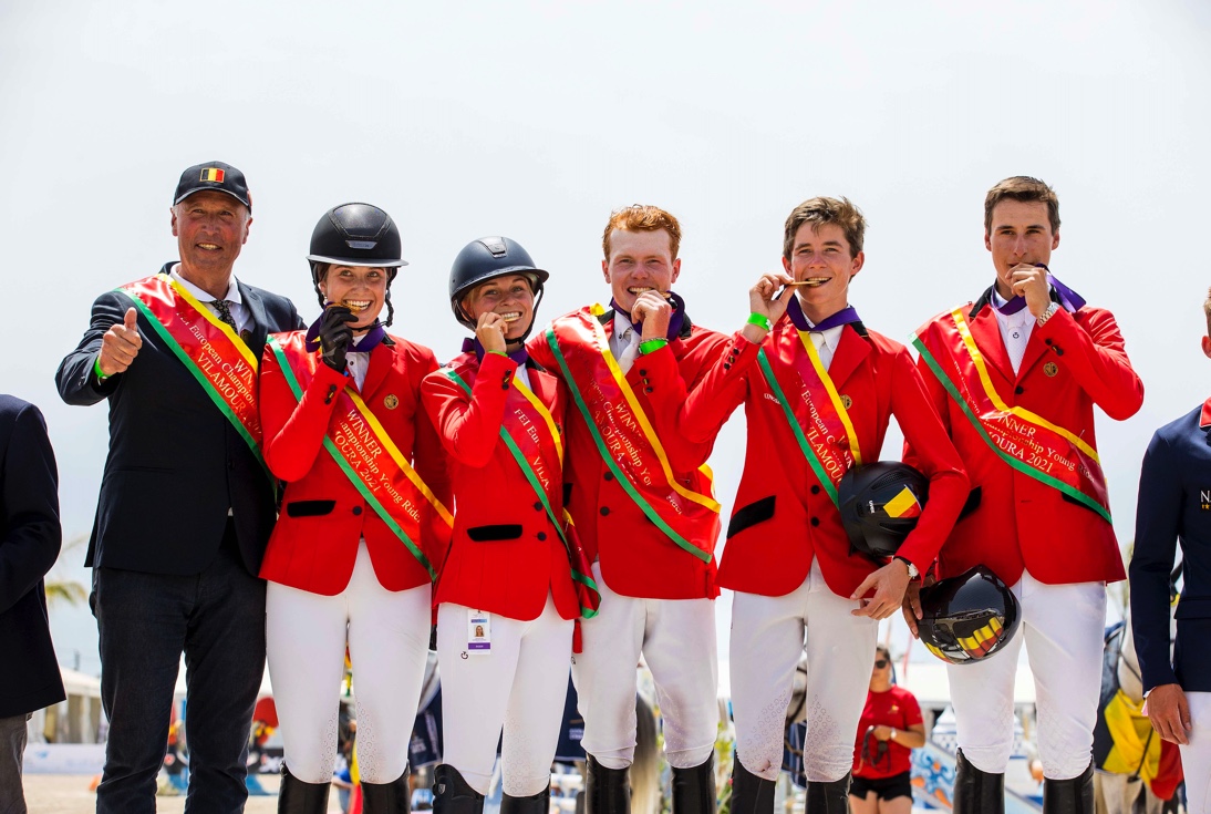 Belgium's Thibeau Spits, Emilie Conter, Maartje Verberckmoes, Alexander Housen and Thibeau Philippaerts with Chef d'Equipe Rik Deraedt on the top step of the Young Riders podium at FEI Jumping European Championships Young Riders, Juniors, Children 2021 in Vilamoura (POR). (FEI/Leanjo De Koster)