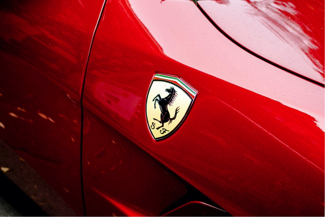 Logo Ferrari affiché sur la voiture
