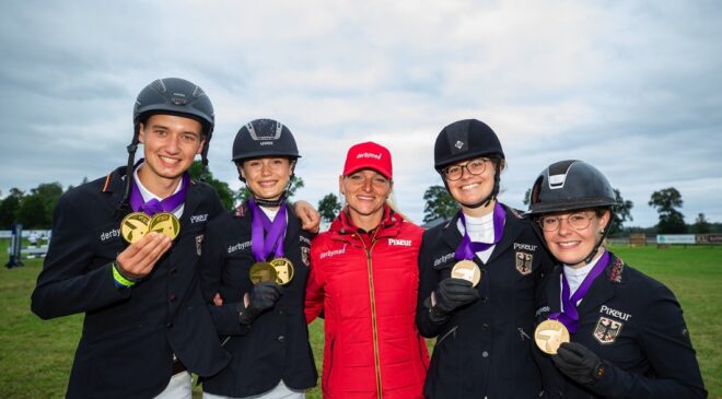 One team, six medals and an Olympic champion! Germany’s Nane Nikolaus Dehn, Kaya Thomsen, Viktoria Weyers and Sophia Rossel pictured with Tokyo 2020 Olympic Games Eventing individual gold medallist Julia Krajewski after winning Junior team gold at the FEI Eventing European Championships for Juniors and Young Riders 2021 in Segersjö, Sweden today. Nane Nikolaus Dehn was also crowned individual champion and Kaya Thomsen took individual bronze. (FEI/Roland Thunholm)