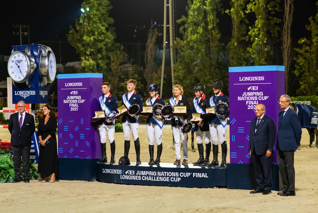 Team Great Britain won the Challenge Cup tonight at the Longines FEI Jumping Nations Cup™ Final 2021 at the Real Club de Polo in Barcelona, Spain. (L to R) Jack Whitaker, Harry Charles, Emily Moffitt, Chef d’Equipe Di Lampard, John Whitaker and Holly Smith. (FEI/Lukasz Kowalski)
