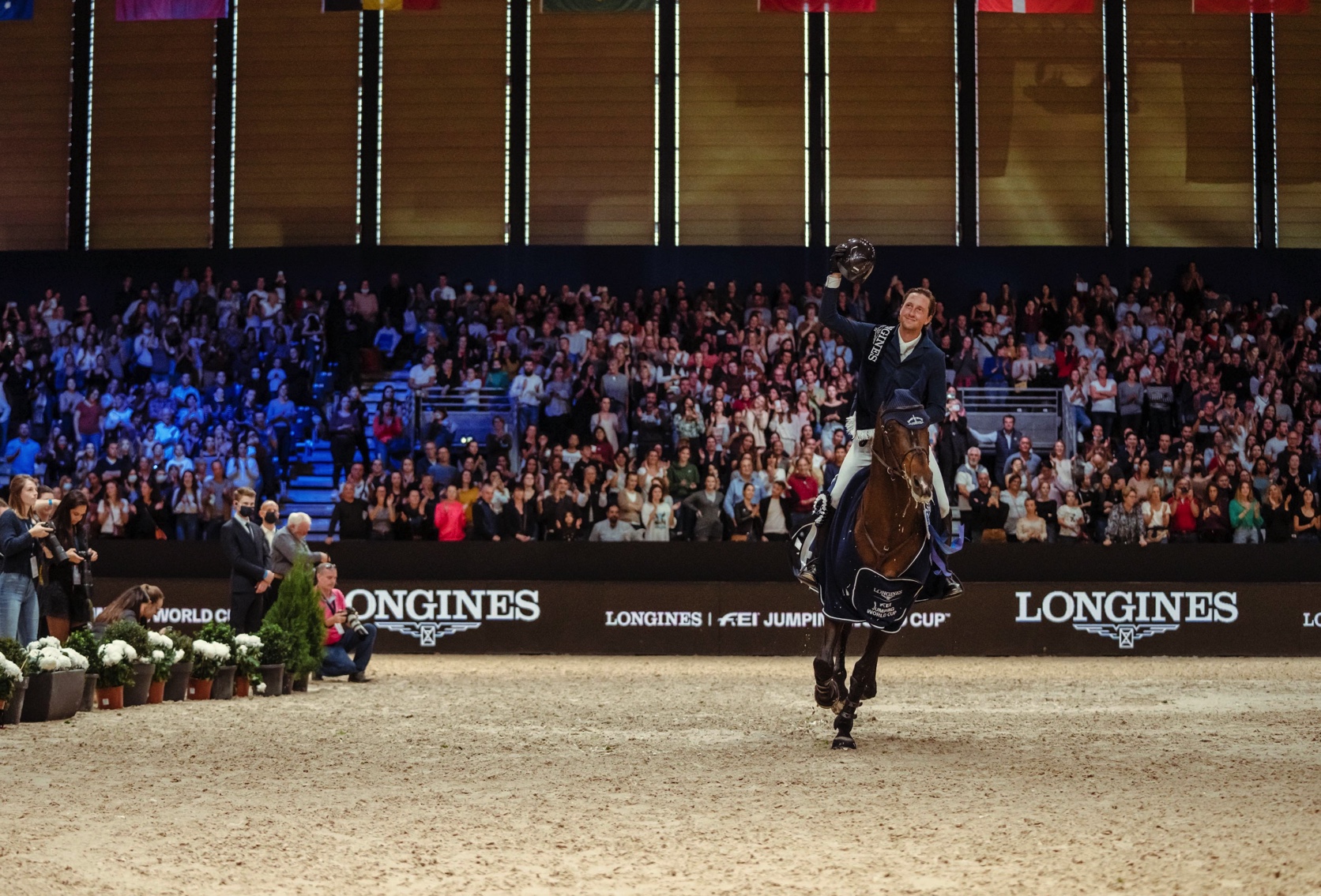 Martin Fuchs and Chaplin galloped to victory in front of a full house at the second leg of the Longines FEI Jumping World Cup™ 2021/2022 Western European League at Lyon in France today. This was the Swiss rider’s third consecutive time to win the Lyon leg of the prestigious series. (FEI/Christophe Taniére)