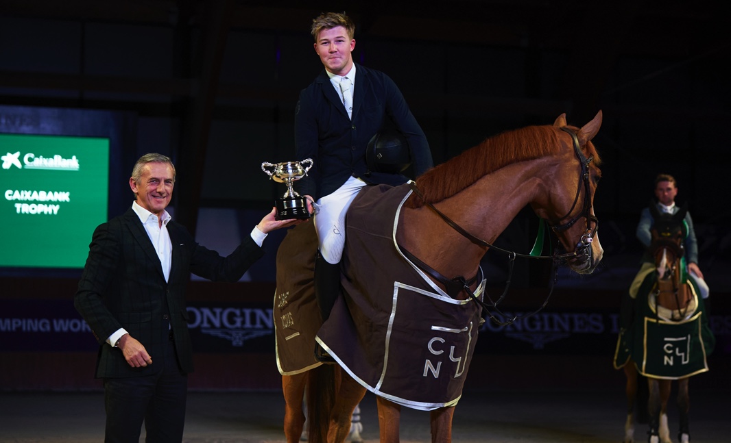 HArry Charles receiving the trophy. Image credit Oxer Sport / CSI A Coruña